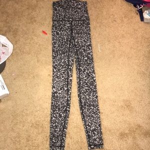 lulu lemon leggings- SELLING TO PLATOS SOON
